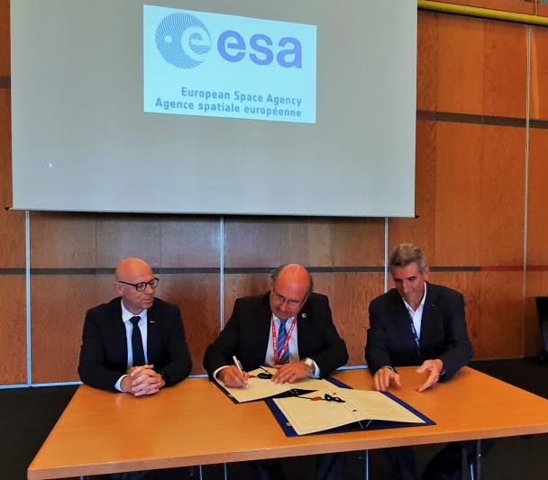 Rafael Rebolo signing together with Franco Ongaro and Rolf Densing