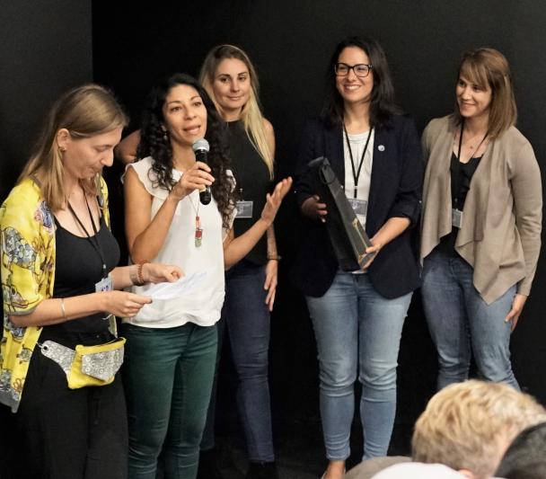 Momento de la entrega del premio especial de la Comisión de Seminarios al colectivo de astrofísicas, ingenieras y divulgadoras que participan voluntariamente en acciones dedicadas a visibilizar a las mujeres en ciencia.