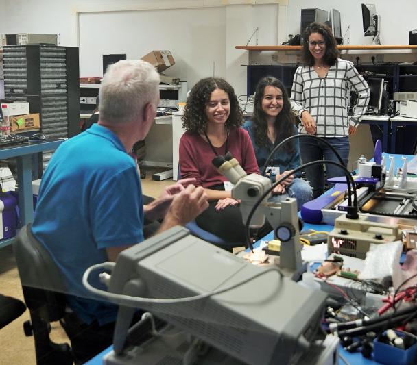 Roger Hoyland en los laboratorios de instrumentación del IAC junto a las estudiantes del programa Canarias Masterclass