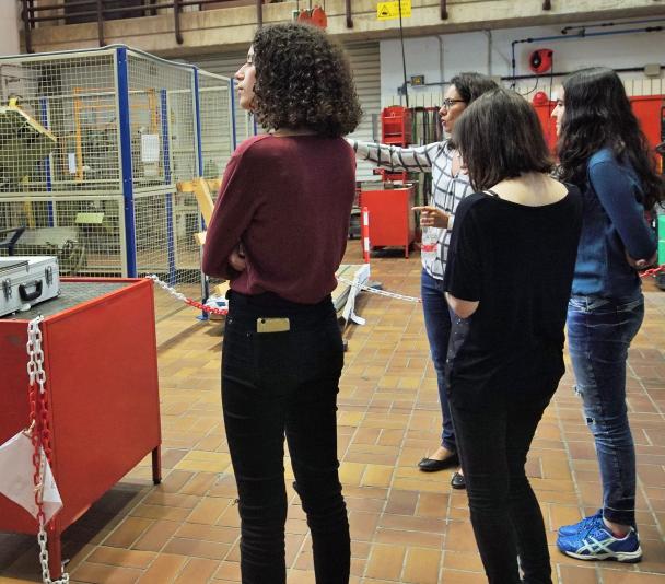 Las estudiantes del programa Canarias Masterclass durante su visita al taller de Mecánica, en la sede central del IAC en La Laguna, acompañadas de Sandra Benítez.