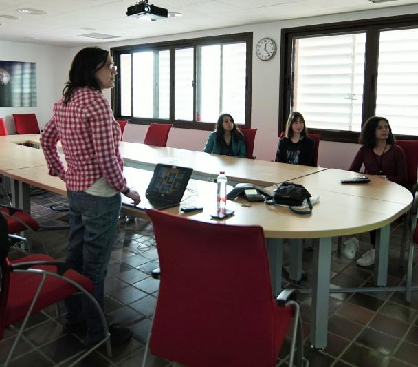 Olga Zamora habló sobre los Observatorios de Canarias y el trabajo que en ellos se realiza a las estudiantes del programa Canarias Masterclass.