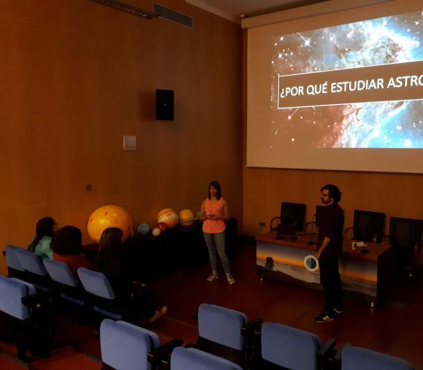 Taller de exoplanetas a cargo de la astrofísica Lucía González Cuesta y el astrofísico Alejandro Suárez Mascareño