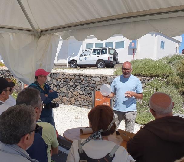 Antonio Eff-Darwich (ULL) during the Open Days Antonio Eff-Darwich (ULL) durante las Jornadas de Puertas Abiertas 2019 en el Observatorio del Teide. Crédito: IAC. at the Teide Observatory. Credit: IAC. 