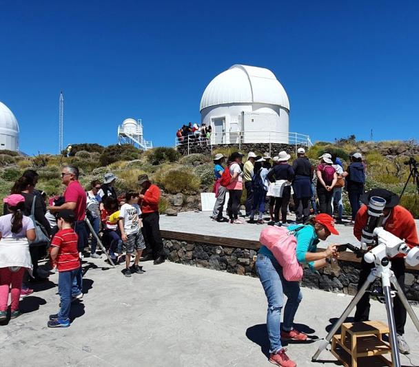 Observación solar durante las Jornadas de Puertas Abiertas 2019 en el Observatorio del Teide. Crédito: IAC. 