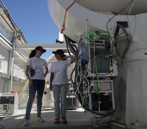 Federica Guidi (IAC) y Ángeles Pérez de Taoro (IAC) en el Experimento QUIJOTE. Crédito: Tamara Muñiz Pérez (IAC). 