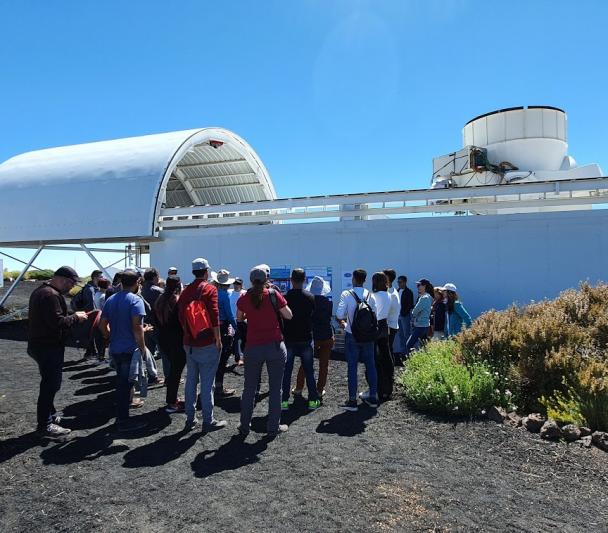 Asistentes a las Jornadas de Puertas Abiertas 2019 en el Observatorio del Teide frente al Experimento QUIJOTE. Crédito: IAC. 