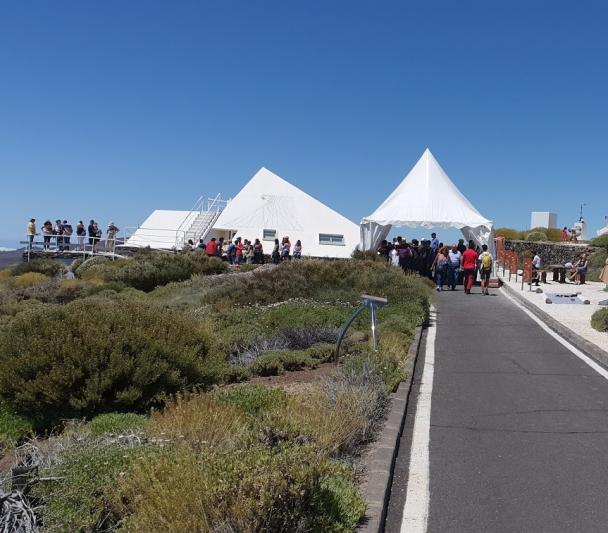 Attendants to the Open Doors Days 2019 in the Teide Observatory next to the Solar Laboratory and the SONG telescope. Credit: IAC. 