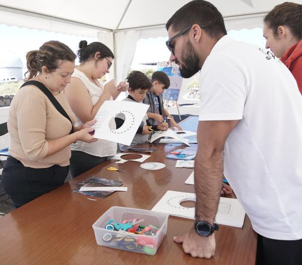 Taller en el Observatorio del Teide, durante las Jornadas de Puertas Abiertas 2019. Crédito: Tamara Muñiz Pérez (IAC). Taller en el Observatorio del Teide, durante las Jornadas de Puertas Abiertas 2019. Crédito: Tamara Muñiz Pérez (IAC).