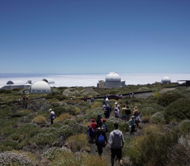 Asistentes a las Jornadas de Puertas Abiertas 2019 en el Observatorio del Teide saliendo de la cúpula de divulgación. Crédito: IAC. 