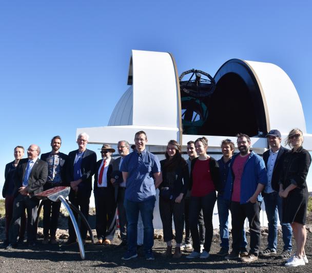 Asistentes a la inauguración del telescopio ARTEMIS en el Observatorio del Teide. 