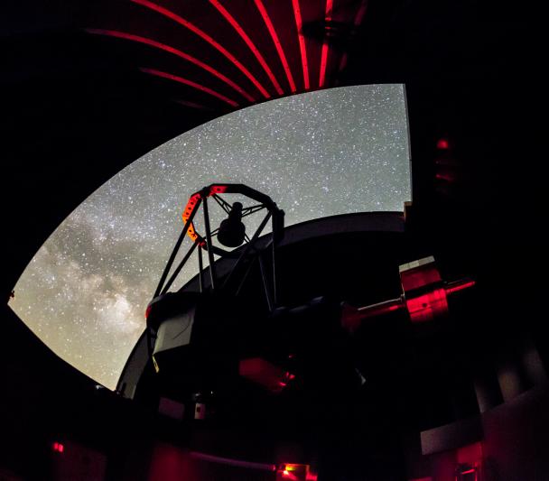 Telescopio Artemis, de la red Speculoos, desde interior de su cúpula