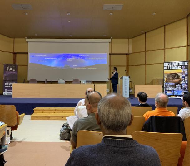 David Valls-Gabaud durante su intervención en el IAU Symposium 355