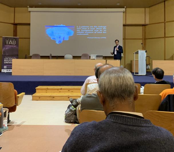 David Valls-Gabaud durante su intervención en el IAU Symposium 355