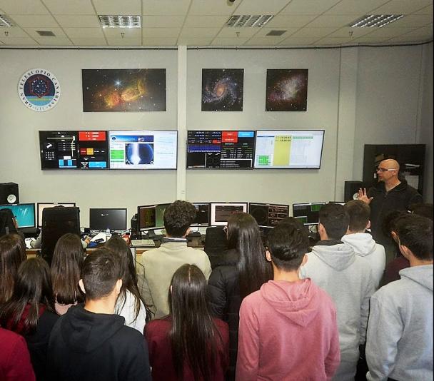 Control room of the Gran Telescopio Canarias (GTC) during the visit of the students of the program "Our Students and the ORM"