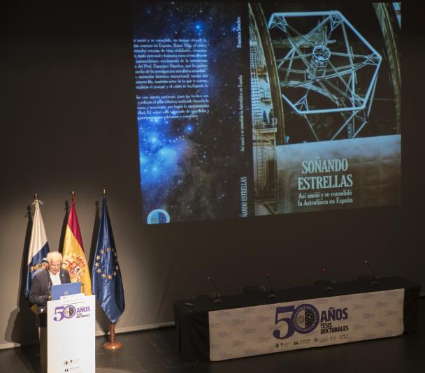 Franciso Sánchez en el Teatro Leal durante su charla "SOÑANDO ESTRELLAS. Así nació y se consolidó la Astrofísica en España"