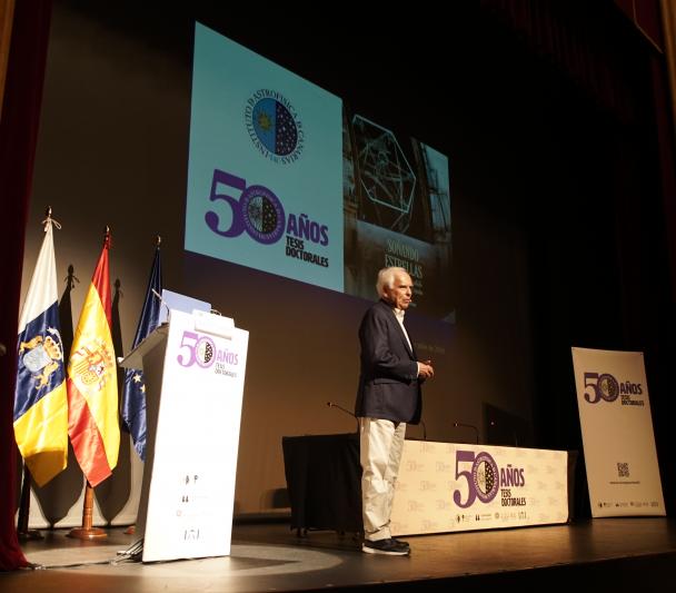 Franciso Sánchez during his talk "SOÑANDO ESTRELLAS. Thus Astrophysics was born and consolidated in Spain"