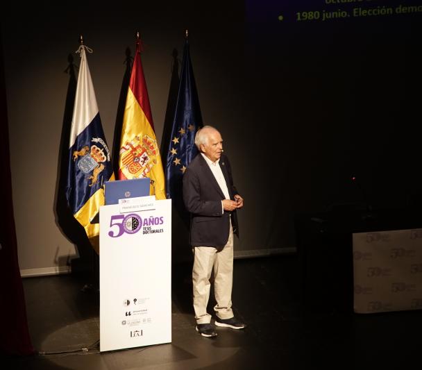 Franciso Sánchez durante su conferencia "SOÑANDO ESTRELLAS. Así nació y se consolidó la Astrofísica en España" 