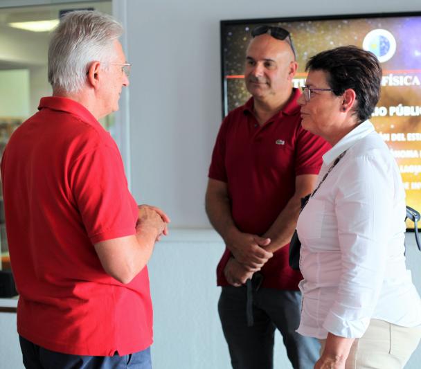 Campbell Warden, secretario ejecutivo del IAC, recibe a la Ana Rosa Mena, alcaldesa de Tegueste, en su visita a la sede del IAC en La Laguna. Crédito: Alejandra Rueda (IAC).