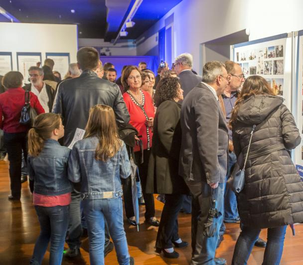 Visitors to the "Lights of the Universe" exhibition studying the panels dedicated to the history of the IAC and its observatories. Credits: Daniel López/IAC 