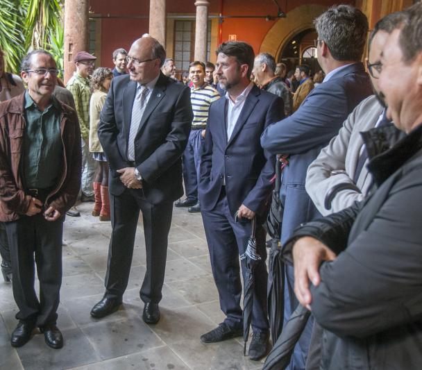 The Director of the IAC, Rafael Rebolo, the President of the Cabildo of Tenerife, Carlos Alonso, the director of the ACIISI, Juan Ruiz Alzola, and the Director General of Culture of the Canarian Government, Xerach Gutiérrez Ortega, with Ignacio García de la Rosa, one of the Curators of the "Lights of the Universe" Exhibition. Credits: Daniel López /IAC 