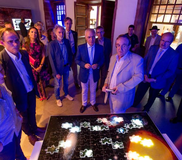 Rafael Rebolo, Alicia Vanoostende, Miguel Ángel Morcuende, Juan Antonio Belmonte and Juan Carlos Pérez Arencibia, with the general public in the module on "Scientific Milestones of the IAC"