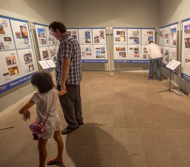 Visitantes de la exposición “Luces del Universo”. Visitantes de la exposición “Luces del Universo”.