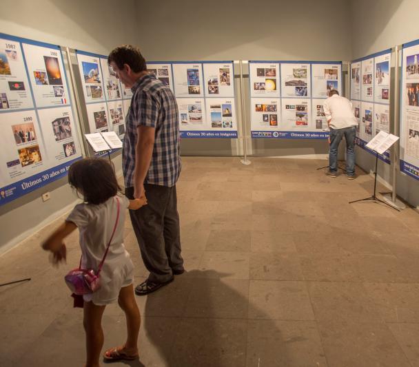 Visitantes de la exposición “Luces del Universo”. 