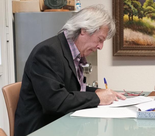 Manuel Collados durante la firma de la Fundación EST