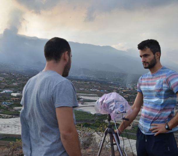 Ignacio Sidrach y Carlos Colodro tomando imágenes del volcán de Cumbre Vieja con la cámara DRAGO. 