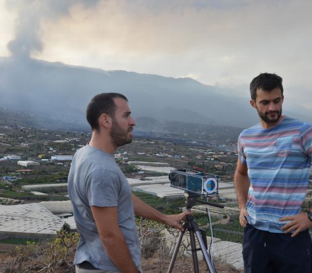 Ignacio Sidrach and Carlos Colodro taking images of the Cumbre Vieja volcano with the DRAGO camera.