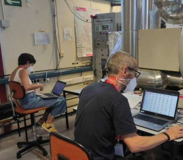 Imagen de José Carlos Sanluis y Alba Peláez, ingenieros de IACTEC, durante los ensayos de termo-vacío para la calificación del instrumento DRAGO Imagen de José Carlos Sanluis y Alba Peláez, ingenieros de IACTEC, durante los ensayos de termo-vacío para la calificación del instrumento DRAGO