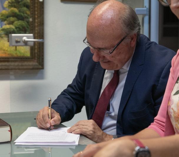 Rafael Rebolo durante la firma de la Fundación EST Rafael Rebolo durante la firma de la Fundación EST