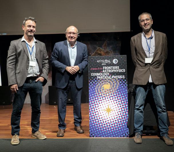 Los investigadores del IAC y organizadores de la presente edición de la Winter School Jorge Martin Camalich (izquierda) y Carlos Hernández-Monteagudo (derecha) con Rafael Rebolo, director del IAC (centro), en el Museo de la Ciencia y el Cosmos