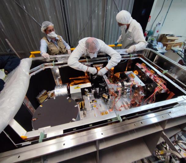 Integración del detector científico en el instrumento FRIDA. Crédito: Enol M.