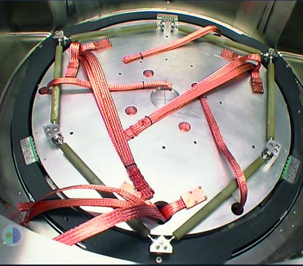 EMIR trusses prototype into the EMCTS test cryostat (August 2005)