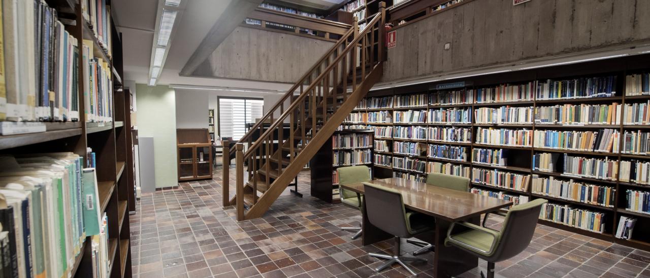 Biblioteca del IAC: vista de las estanterías de libros en la sala principal