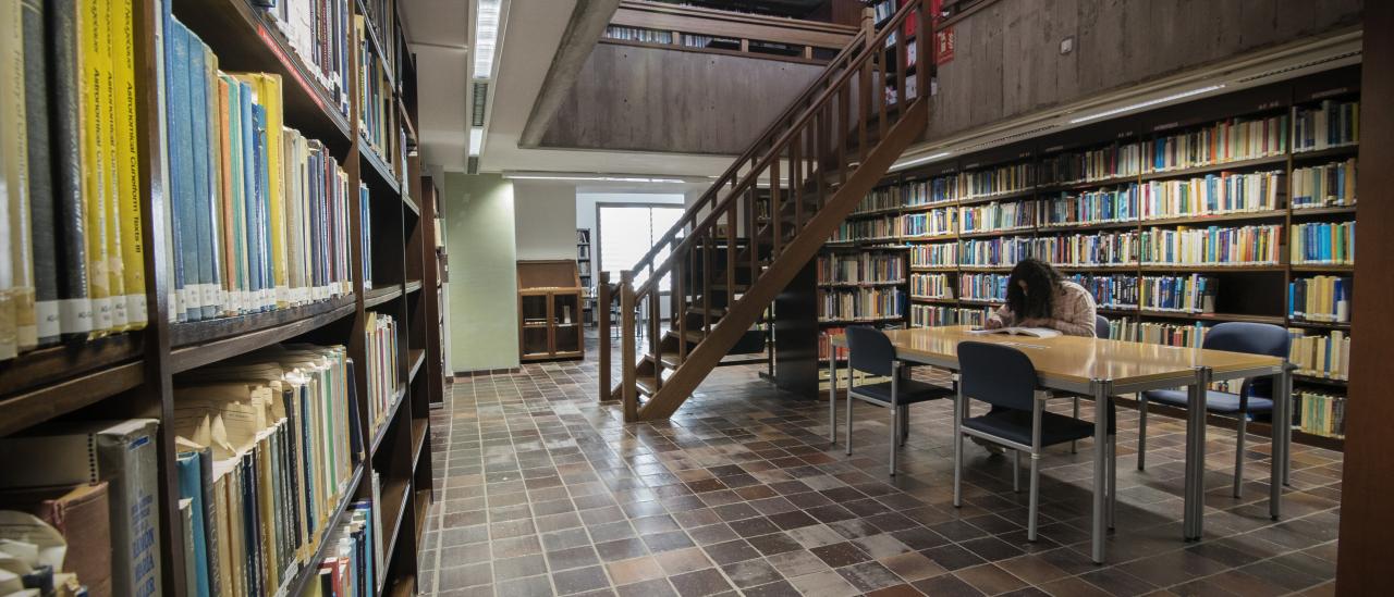 IAC Library books' room IAC Library: a view of the shelves in the reading room