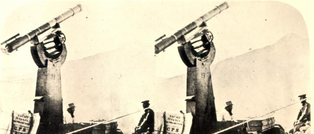 Charles Piazzi Smyth en Guajara, frente al Teide, junto a su telescopio (imagen estereoscópica). Créditos: The Royal Observatory, Edinburgh.