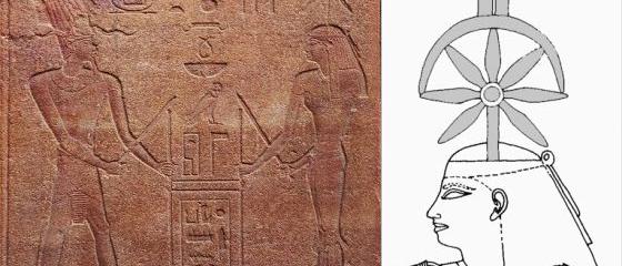 La “rey” Hatshepsut y Seshat tensando la cuerda en Karnak e imagen de la diosa con su signo jeroglífico sobre la cabeza. Crédito: Juan Antonio Belmonte.