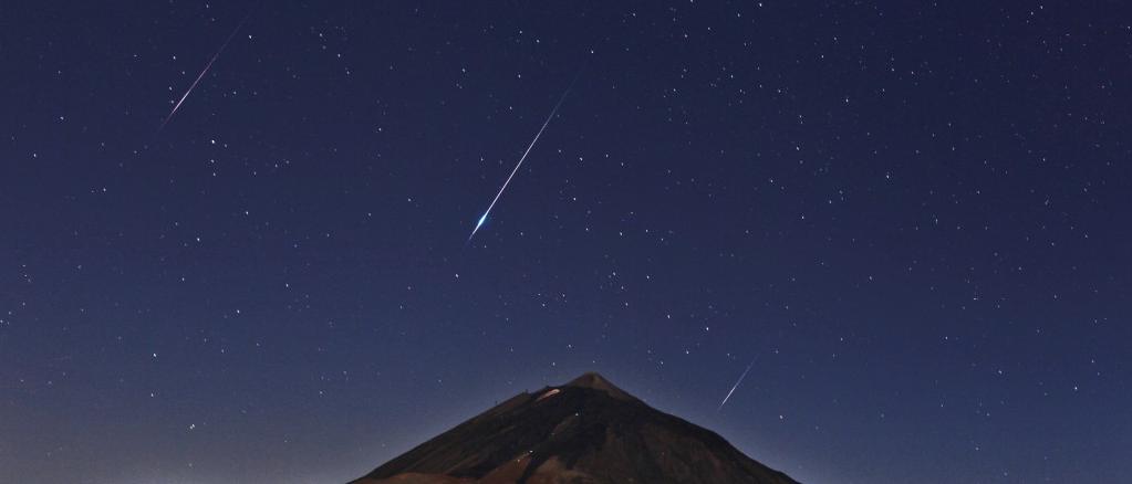 Esta imagen es una composición de la lluvia de estrellas fugaces Perseidas sobre el Teide (Tenerife, Islas Canarias) del año 2014. Se obtuvo a partir de imágenes tomadas entre la 1h-4h UT del 13 de agosto 2014, desde el Observatorio del Teide (Instituto de Astrofísica de Canarias, IAC), en el momento de la máxima actividad de las Perseidas. Las imágenes fueron registradas siguiendo el movimiento de las estrellas, de modo que las trayectorias de los meteoros muestran una convergencia hacia la parte superior,