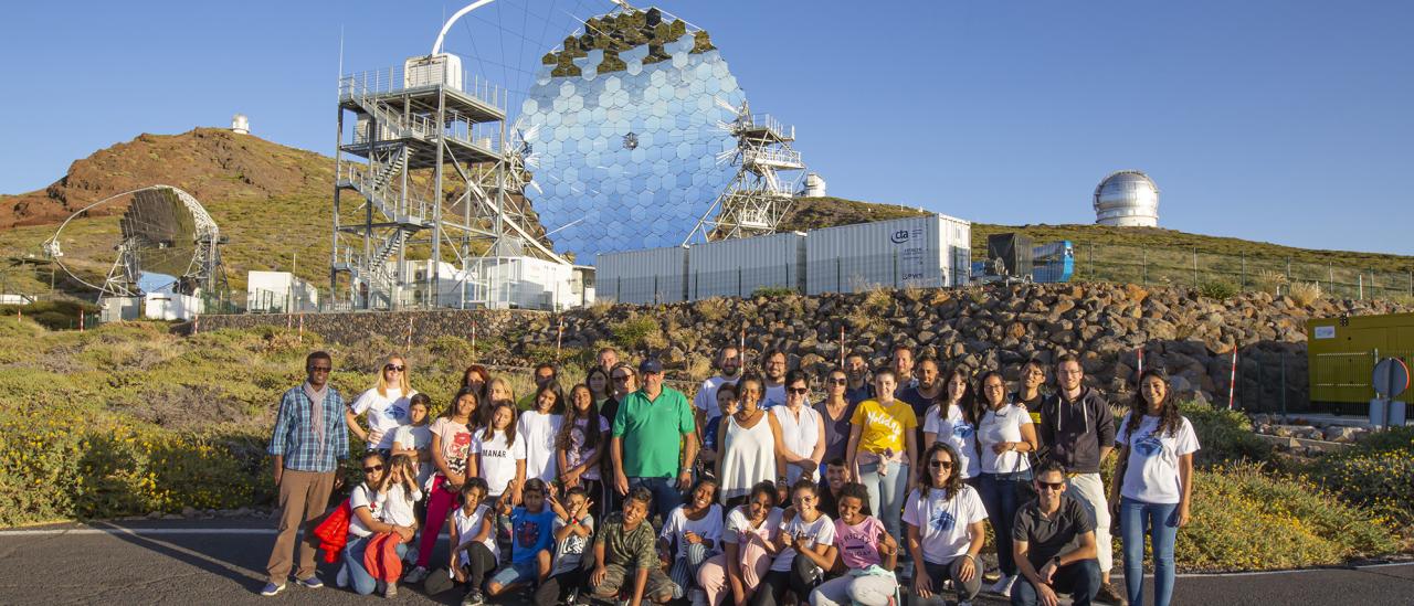 Niños y niñas saharauis visitaron, junto a sus familias de acogida, el Observatorio de Roque de los Muchachos en La Palma y accedieron a los telescopios GTC y LST-1. Crédito: F. Carrelli, D. Rodrigues, F. Sordo, GalileoMobile.