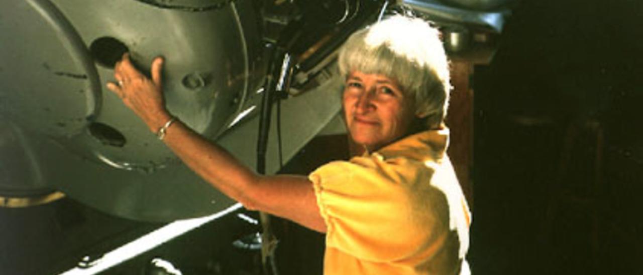 Carolyne Shoemaker con el telescopio que usaba en el Observatorio Monte Palomar. Crédito: Eugene Shoemaker/Wikipedia.