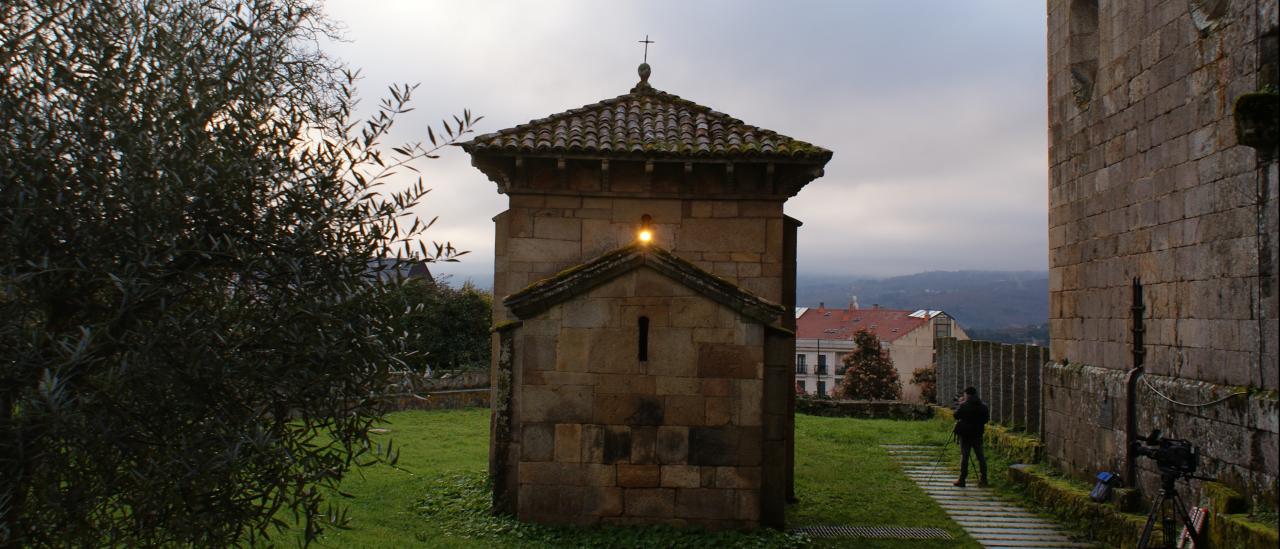 Iglesia orientada equinoccialmente, en San Miguel de Celanova (Ourense). Imagen tomada en marzo de 2016. Crédito: Antonio César González-García.