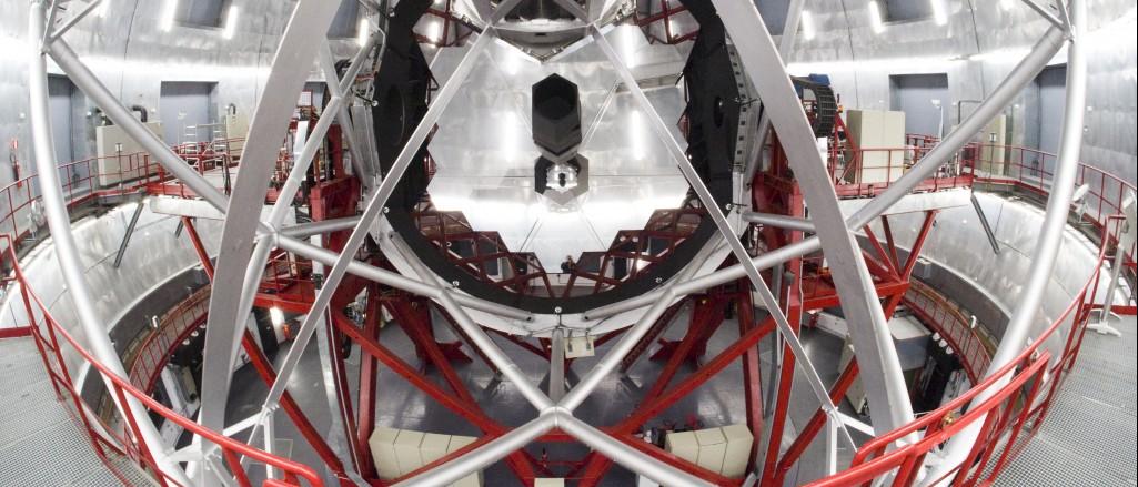 Interior del la cúpula del Gran Telescopio CANARIAS (GTC). En la imagen puede apreciarse su espejo primario, el secundario reflejado, el tubo y la montura. Crédito: Miguel Briganti / IAC.