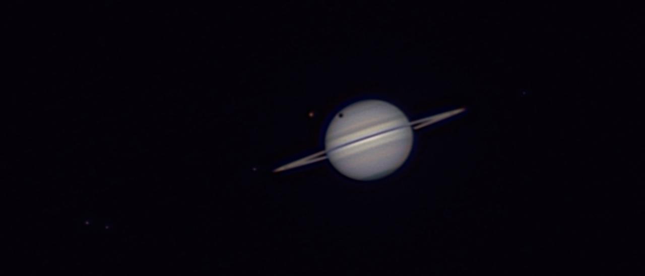 Saturno cerca del amanecer del 4 de septiembre de 2025, con su disco casi de canto. Destaca Titán (el mayor de sus satélites, con un tono anaranjado) y su sombra sobre el planeta. (A. Rosenberg / D. López /E. Matilla)