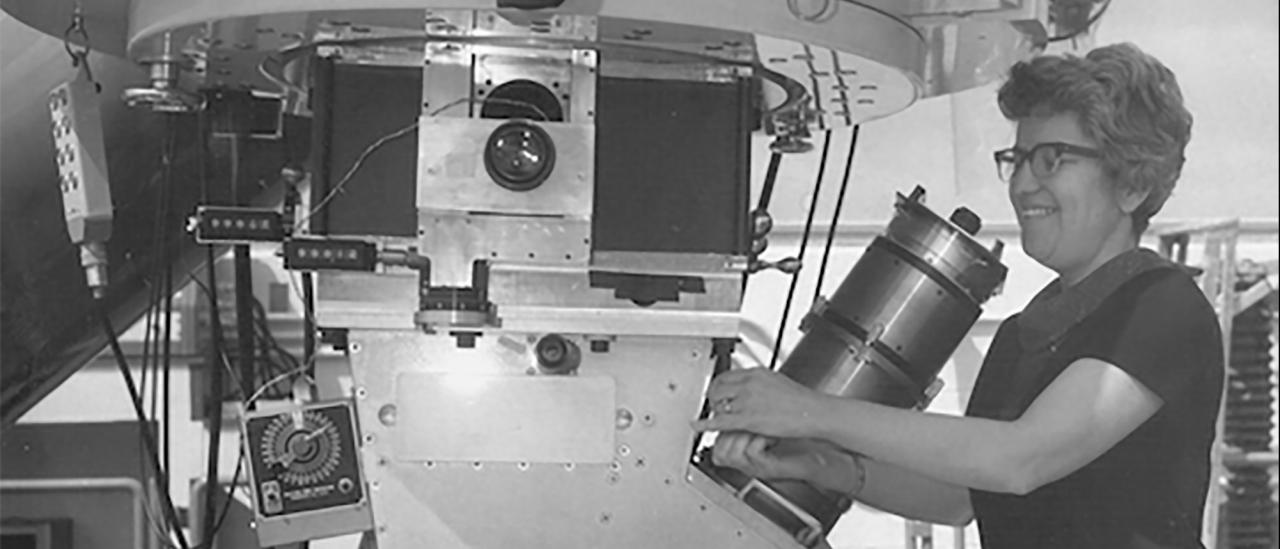 Vera Rubin trabajando en el observatorio Kitt Peak en Arizona, Estados Unidos. Crédito NOAO.