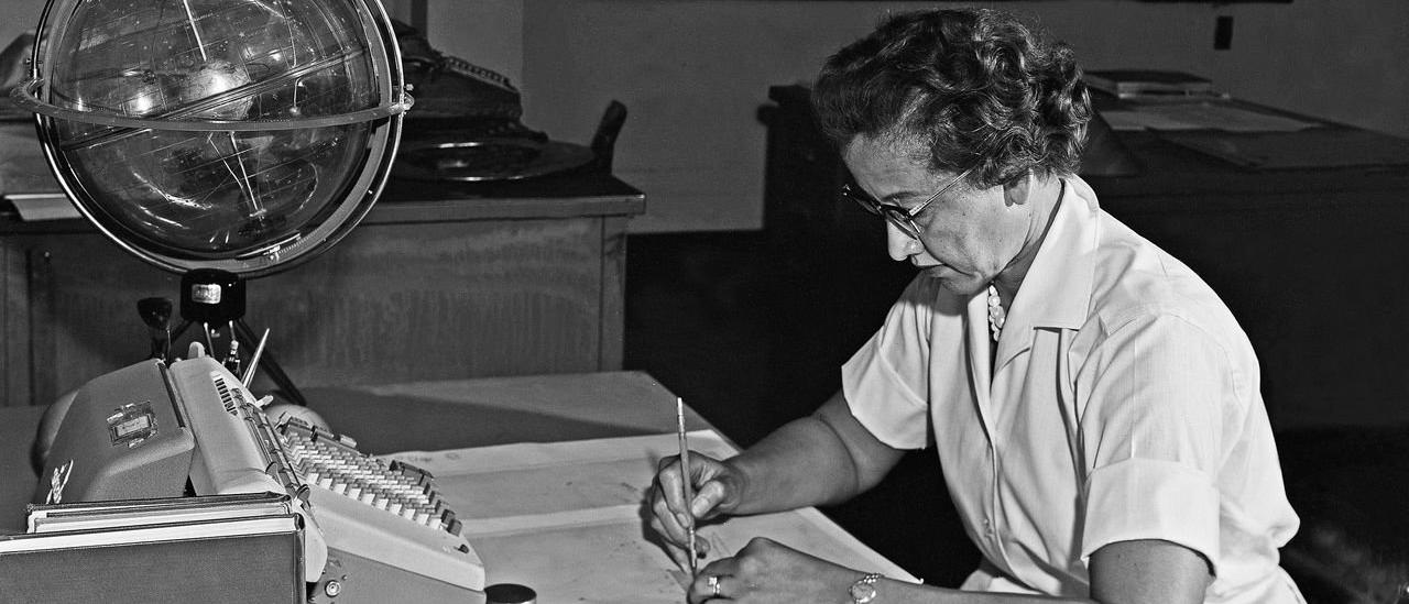  Katherine Johnson en su puesto de trabajo en el Centro de Investigación de Langley, en 1966. Crédito: NASA.