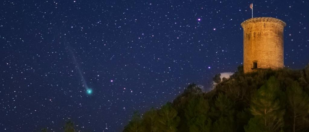 Figura 1: Cometa Lovejoy (c/2014 Q2) en el cielo, cerca de una torre medieval de observación (siglo XII) en el pueblecito de Sant Llorenç de la Muga (Girona, España). Foto tomada el 29 de diciembre de 2014 con un pequeño teleobjetivo y cámara Canon 5D-MIII. Autor: Juan Carlos Casado @ tierrayestrellas.com