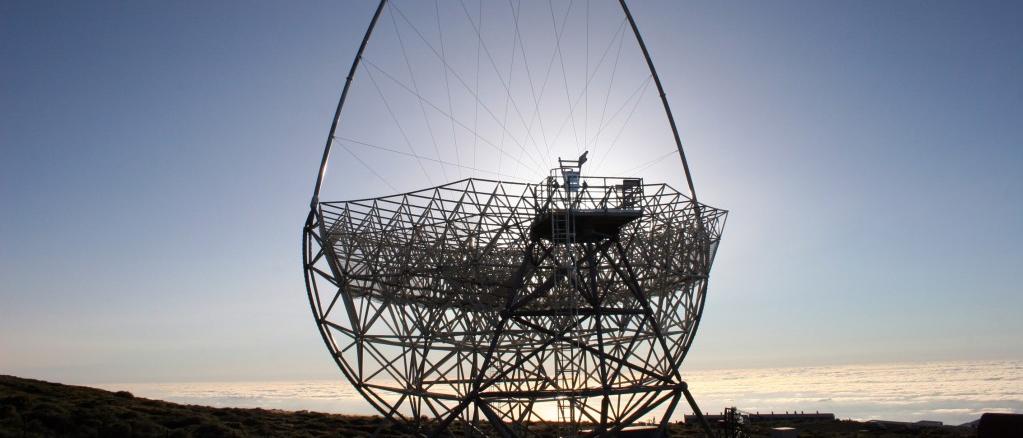 Telescopio Cherenkov MAGIC (Major Atmospheric Gamma Imaging Cherenkov Telescope), de 17 m de diámetro, para la observación de rayos gamma de alta energía y rayos cósmicos, situado en el Observatorio del Roque de los Muchachos, en la isla de La Palma. Crédito: Nik Szymanek / IAC.  Fuente: http://www.iac.es/bia/imagenes.php?id_cat=11&id=45&img=282