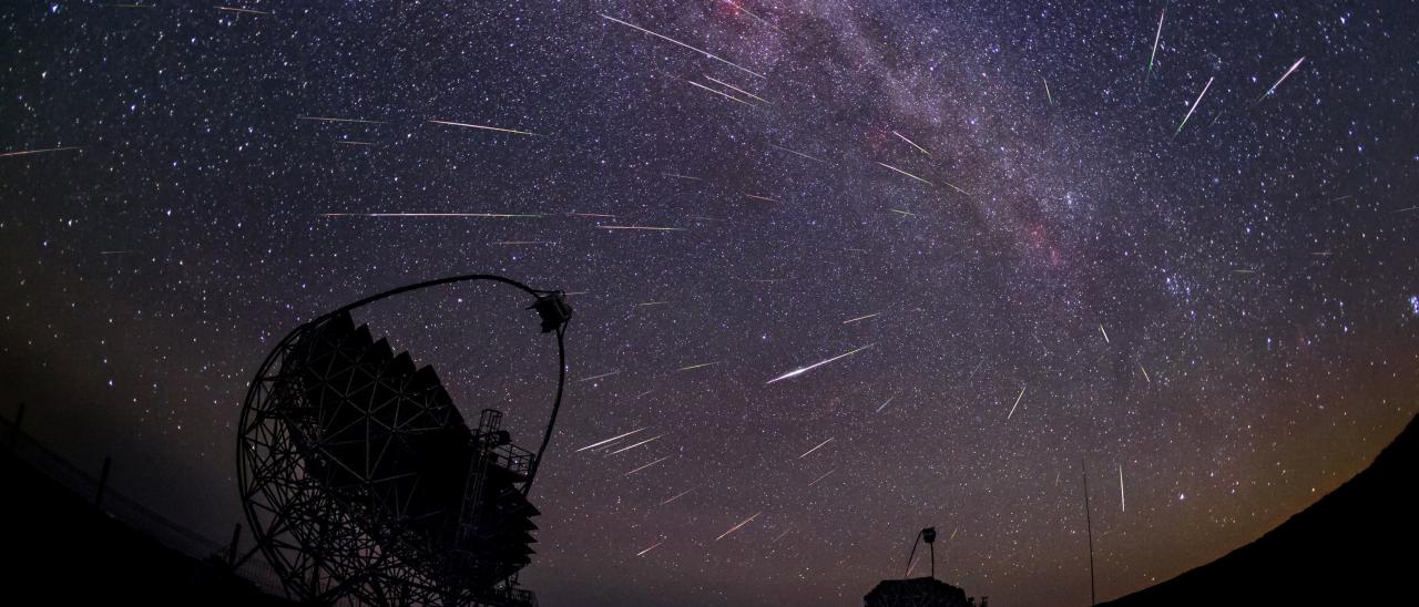 Los telescopios MAGIC en el Observatorio del Roque de los Muchachos (La Palma) bajo la lluvia de estrellas de las Perseidas en 2016. La imagen es el resultado de una exposición de 4,5 horas que capturó los meteoros cruzando el cielo.